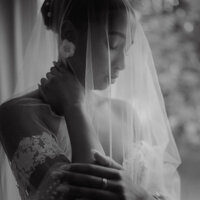 Mariée en voile fin, portrait en noir et blanc intime et contemplatif, détail de profil
