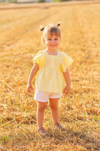 children-photoshoot-mallorca-woods-field-9