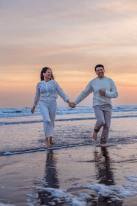 couples-photoshoot-mallorca-beach-at-sunset 61