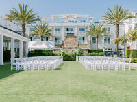 Step inside a refined wedding celebration at the iconic Lido House in Newport Beach—where coastal luxury meets timeless editorial style. Captured by top destination wedding photographer Michael Asmussen, this event blends California sunshine with tailored elegance, set against the soft tones of sand, sea, and champagne.