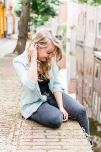 Branding foto van vrouw zittend langs de kant van water in Alkmaar