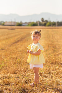 children-photoshoot-mallorca-woods-field-7