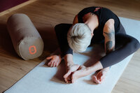 Weiche Bewegungen und achtsame Yoga Atmosphäre im RECONNECT Studio München