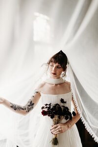 bridal-portrait-under-flowing-veil
