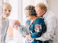 mom-dad-newborn-sibling