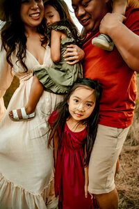 family photographer storytelling pose lifestyle pose