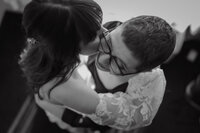 Mariée partageant un moment tendre front contre front avec sa mère, manches de dentelle, vue en plongée sur la piste de danse à l'Hôtel Honeyrose, Montréal