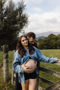 maternity session in christchurch with alpacas