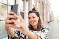 Branding foto van vrouw die selfie van zichzelf maakt met telefoon in Alkmaar centrum