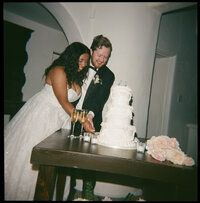 bride-groom-cake-cutting