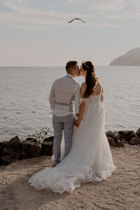 Lachend gezin vastgelegd op een liefdevolle manier door Leukfotografie – gezinsfotografie met emotie en verbinding