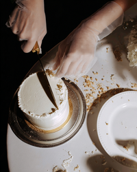 u3981682316_httpss.mj.runRvD_Z9kkH48_close-up_wedding_cake_cu_d1f6a59f-794c-4eac-9ae7-996ef345c30e_2