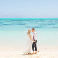 The bride and the groom with the vibrant colors of the lagoon in Tahiti