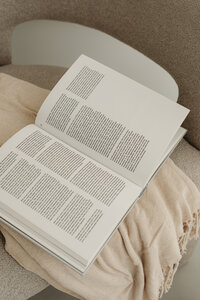 kaboompics_home-decorations-beige-armchair-candles-book-blanket-32084
