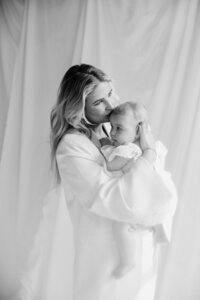 motherhood fotoshoot in studio alkmaar in zwarit-wit