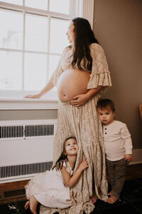 Children with Mom at Maison Charlottesville - Amy Mitchell Photography.