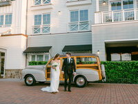 Step inside a refined wedding celebration at the iconic Lido House in Newport Beach—where coastal luxury meets timeless editorial style. Captured by top destination wedding photographer Michael Asmussen, this event blends California sunshine with tailored elegance, set against the soft tones of sand, sea, and champagne.
캘리포니아 햇살 아래, 뉴포트비치의 상징적인 리도 하우스에서 펼쳐진 세련된 웨딩. 마이클 아스무센이 촬영한 이 우아한 행사는 해변의 감성과 타임리스한 에디토리얼 스타일이 완벽하게 어우러진 고급스러운 결혼식입니다.
カリフォルニアの陽光と洗練されたエレガンスが融合する、ニューポートビーチの象徴的なリドハウスでの上質なウェディング。マイケル・アスムッセンによる撮影で、海と砂とシャンパンカラーに包まれた時代を超えるエディトリアルスタイルが際立ちます。在加州阳光下,于纽波特比奇标志性的 Lido House 举行的一场精致婚礼,融合了海岸奢华与永恒的杂志风格。由顶级目的地婚礼摄影师 Michael Asmussen 拍摄,尽显沙滩、大海与香槟色调的优雅氛围。在加州陽光下,於紐波特比奇地標性的 Lido House 舉辦的一場高雅婚禮,完美融合海岸奢華與永恆時尚。由頂尖目的地婚禮攝影師 Michael Asmussen 拍攝,呈現沙灘、海洋與香檳色調下的精緻格調。