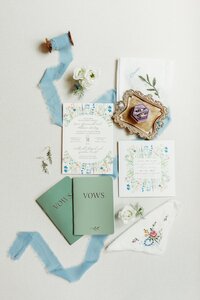 garden-wedding-invitation-flat-lay