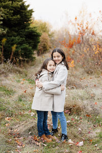 Sibling-snuggles-family-photography