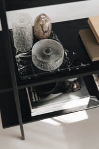 kaboompics_beautiful-contemporary-and-modern-interior-decor-minimal-bright-organised-shelves-27859