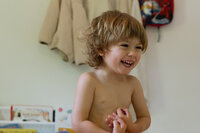 Enfant qui rit dans la chambre.