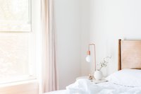 apartment-bed-bedroom-comfort-545034