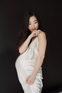 Boston Maternity Photographer. In studio maternity session. In studio editorial maternity session. Great Boston family photographer. Deborah Zoe Photography. Boston Family Portraits, Boston Maternity Portraits, Boston Editorial Photographer.