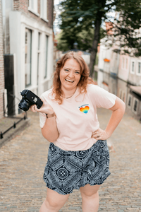 Spontane branding fotografie van fotografe met pride vlag op shirt