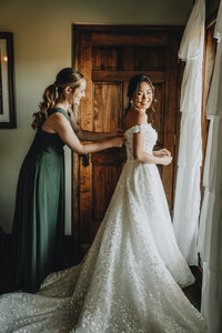 bride-and-mom-getting-ready