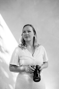 Zwart/wit foto van vrouwelijke fotografe in daglichtstudio Noorderfabriek Amsterdam