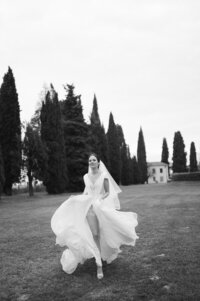 editorial-bride-walking-wedding-italy.jpg