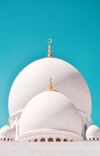 Elegant white dome of the Sheikh Zayed Grand Mosque in Abu Dhabi, showcasing stunning Islamic architecture.
