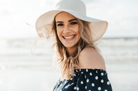Branding portret van vrouw met witte hoed aan het strand van Egmond