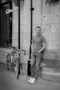 Portrait en. mode lifestyle extérieur à Montréal