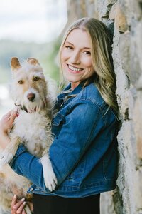 Sierra Therapist Headshot and Branding portraits with her do Spanish