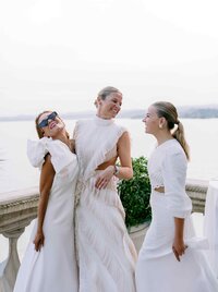 stylish-wedding-guests-lake-italy.jpg