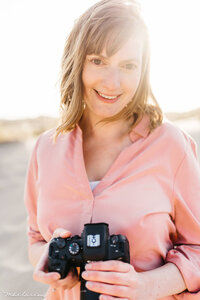 Branding portret van vrouw met roze blouse en camera