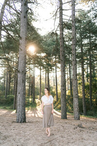 Zakelijk portret van schemacoach in het bos met tegenlicht