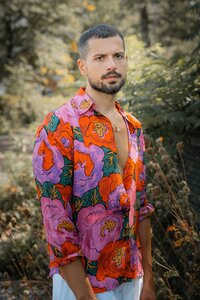 JeffGagnon_FashionModel_OutdoorPortrait_FlamboyantShirt