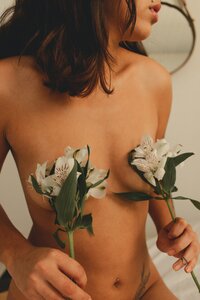 woman-intimate-flowers-tantric-intimacy-coach-yanique-bell