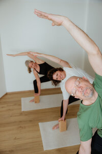 Yoga Gruppe bei einem Hatha Vinyasa Kurs im RECONNECT Studio München