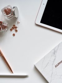desk-diary-flatlay-802649