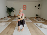 Gloria in ihrem Yogaraum in München