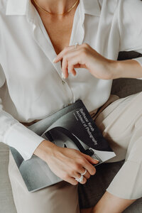 kaboompics_Elegantly dressed female architect with a book