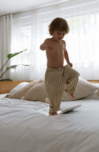 Petit garçon qui s'amuse en sautant sur le lit de ses parents à sherbooke.