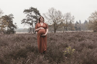 Zwangere vrouw bij de heide in Havelte bij de Hunnebedden door Evita Fotografie in Zwartsluis