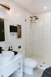 Nectar Yoga Onyx Lodge Outdoor Washroom Interior Vancouver British Columbia Canada 05_2023 @RobinBonnerPhotography