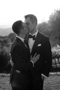 Two grooms kissing during their wedding day in San Sebastián