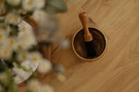 Meditativer Raum mit Ritualen und Sound Healing im RECONNECT Studio