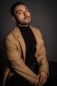JeffGagnon_InStudioLifestyle_GreyBackdrop_MoodyAmbiance